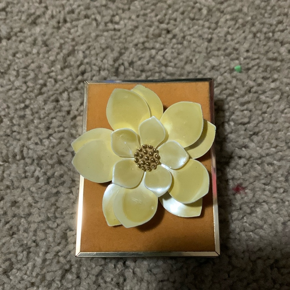 💙 Yellow flower brooch